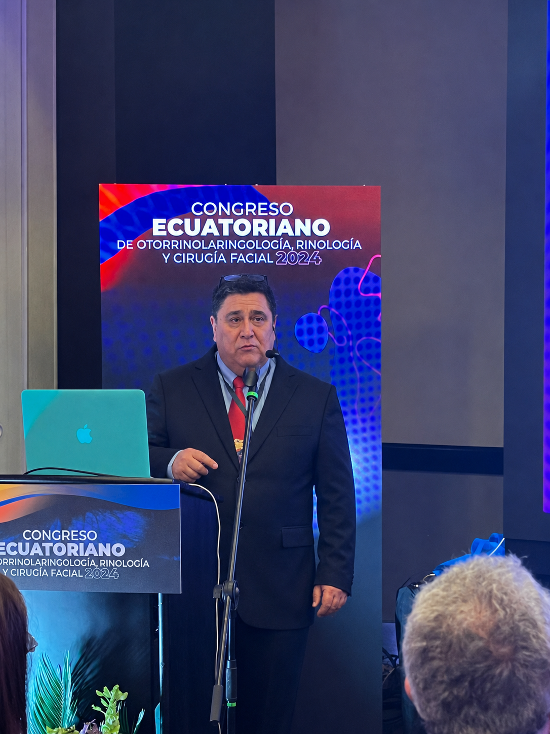 Dr. José Pinto Urzúa durante una ponencia en el Congreso Ecuatoriano de Otorrinolaringología, Rinología y Cirugía Facial 2024
