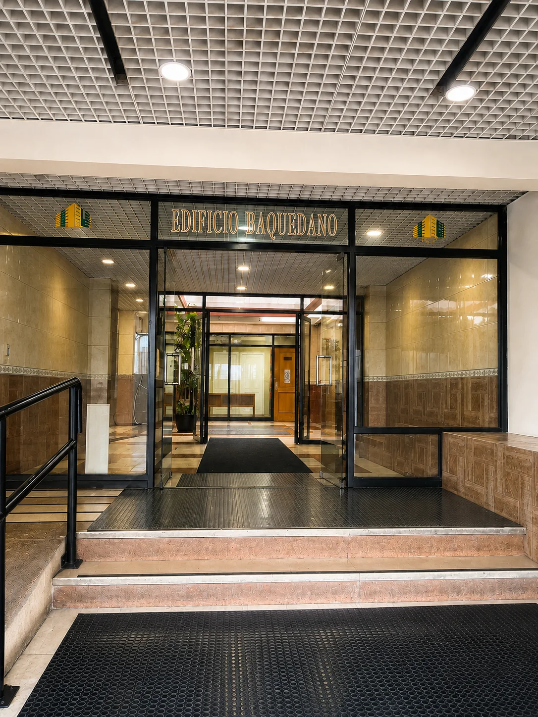 Entrada principal despejada del Edificio Baquedano