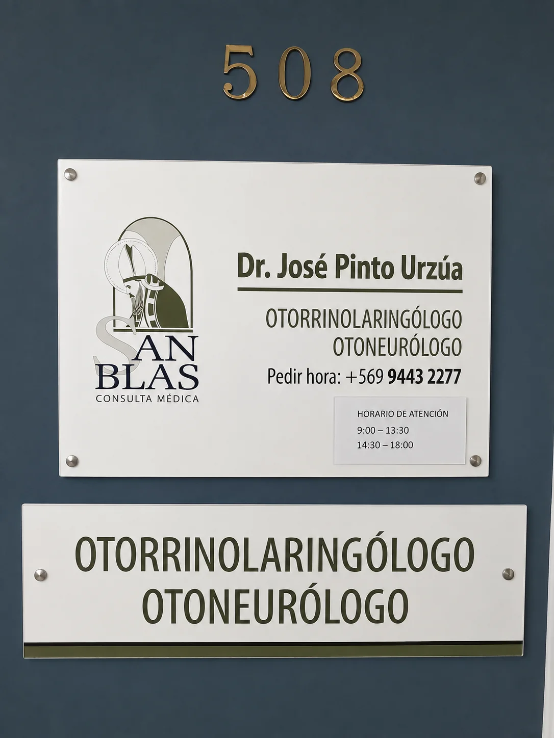 Señalética de la oficina 508 de ORL San Blas y Dr. José Pinto Urzúa